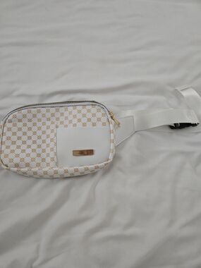 Source Unknown White and Gold Crossbody Belt Bag